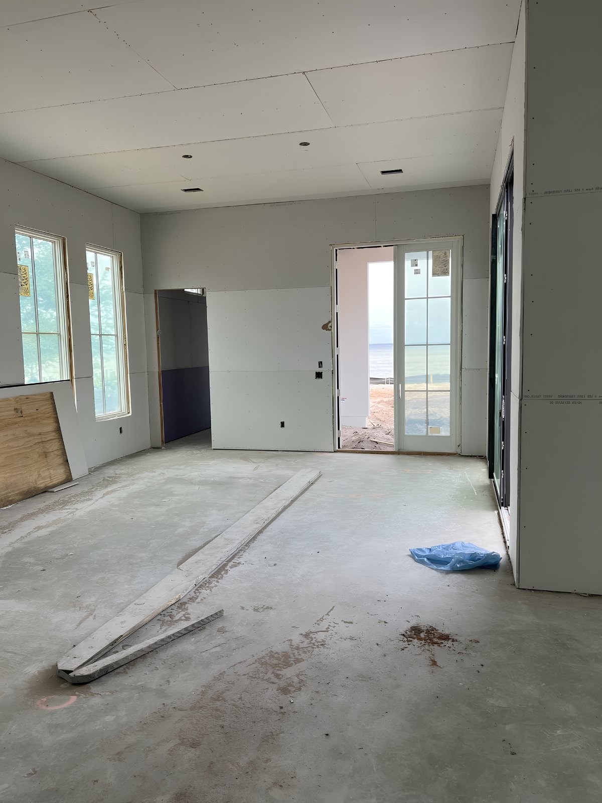 Drywall installation in Mississauga — spacious room with new drywall
